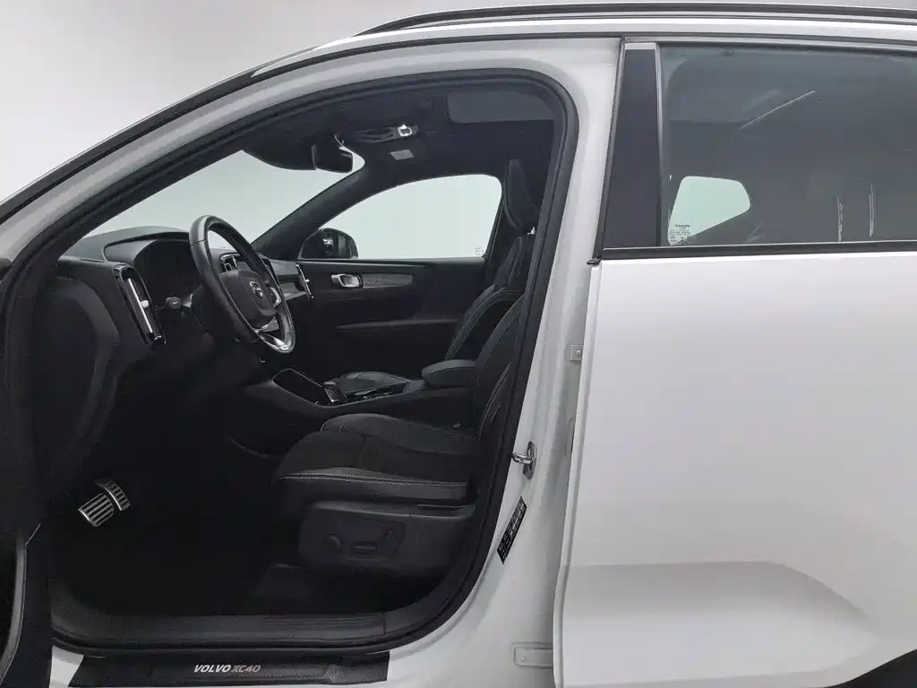 Volvo XC40 — фото 10