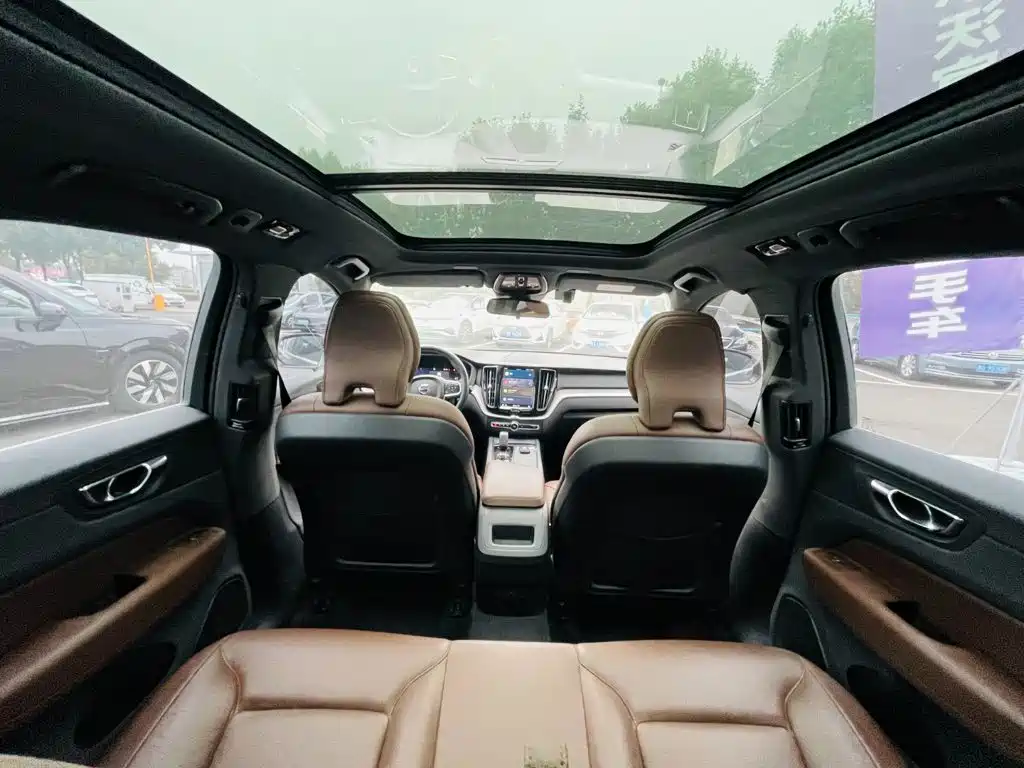 Volvo XC60 — фото 14