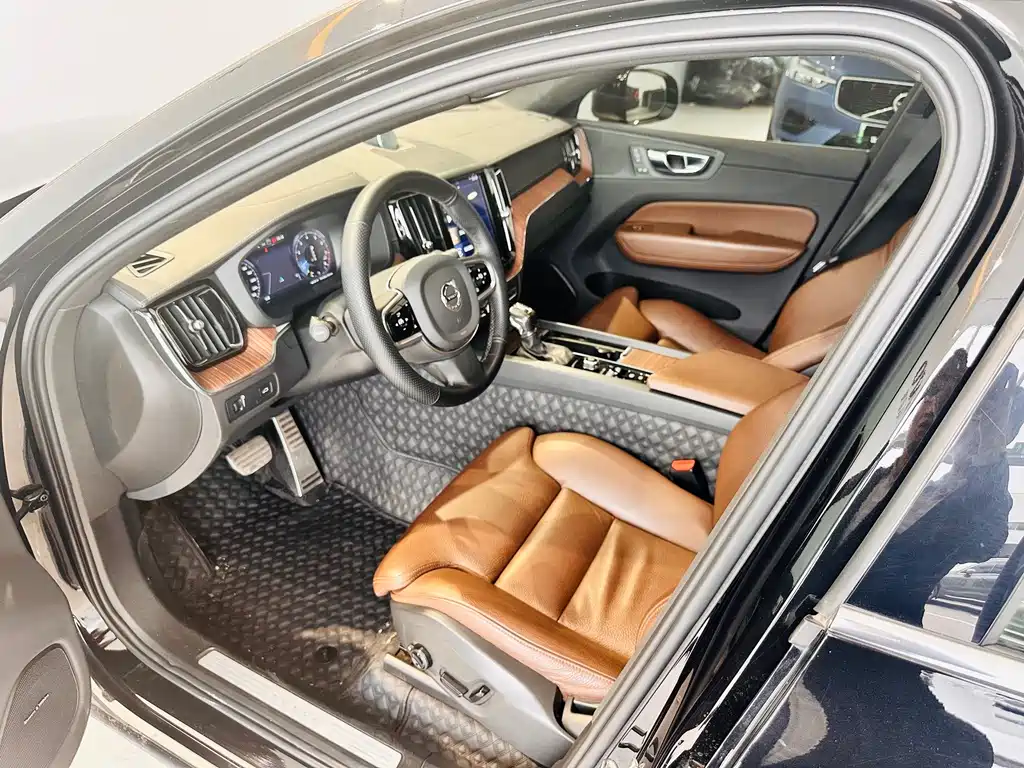 Volvo XC60 — фото 10