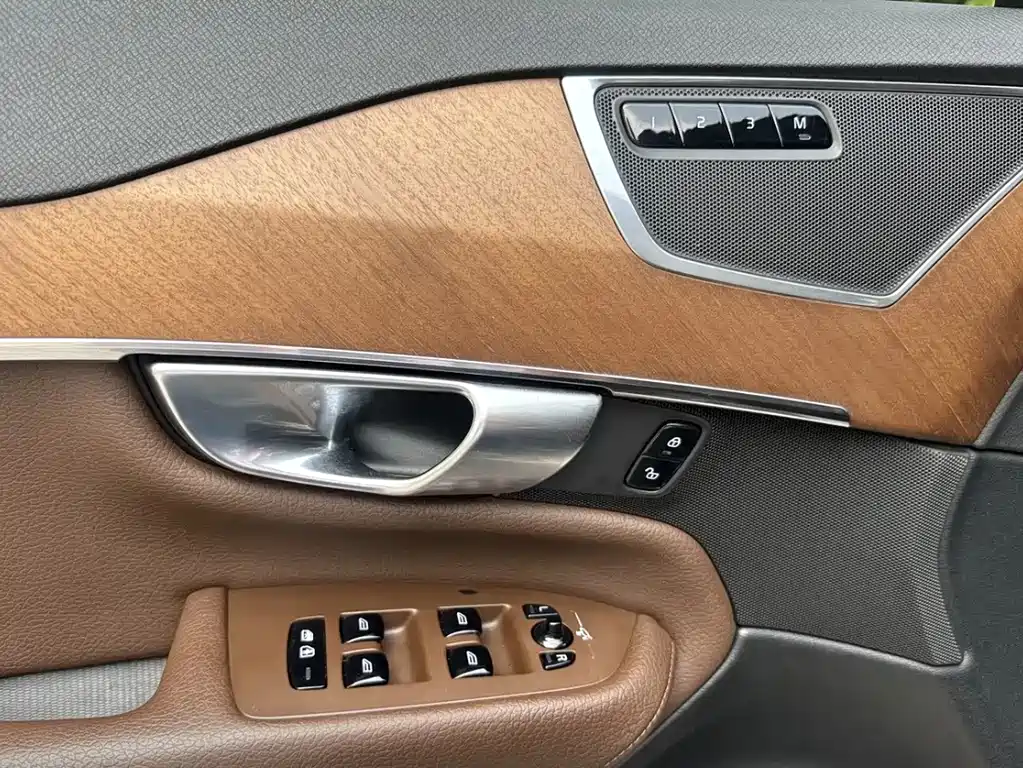 Volvo XC90 — фото 8