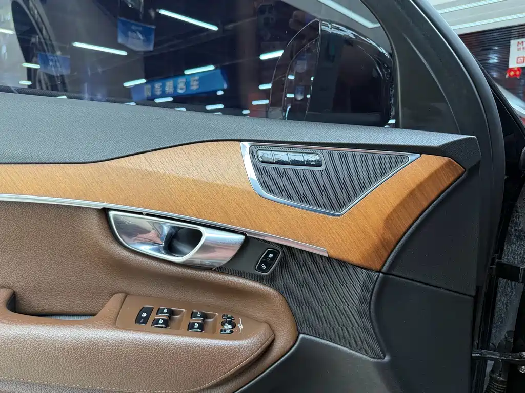Volvo XC90 — фото 11