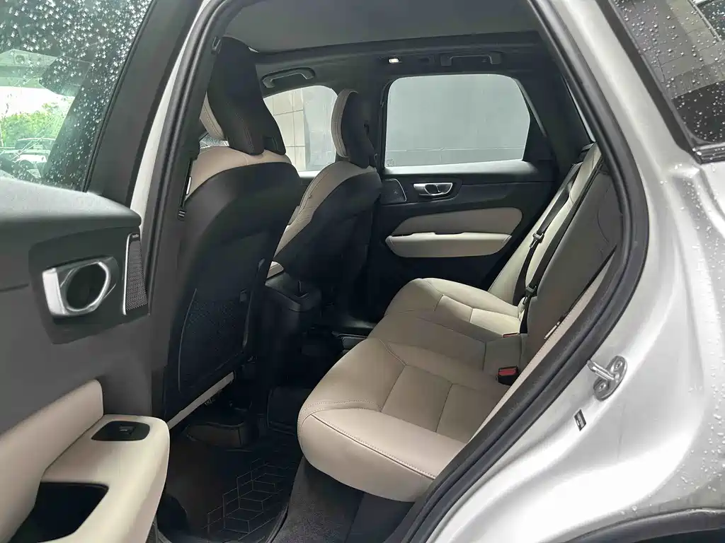 Volvo XC60 — фото 10