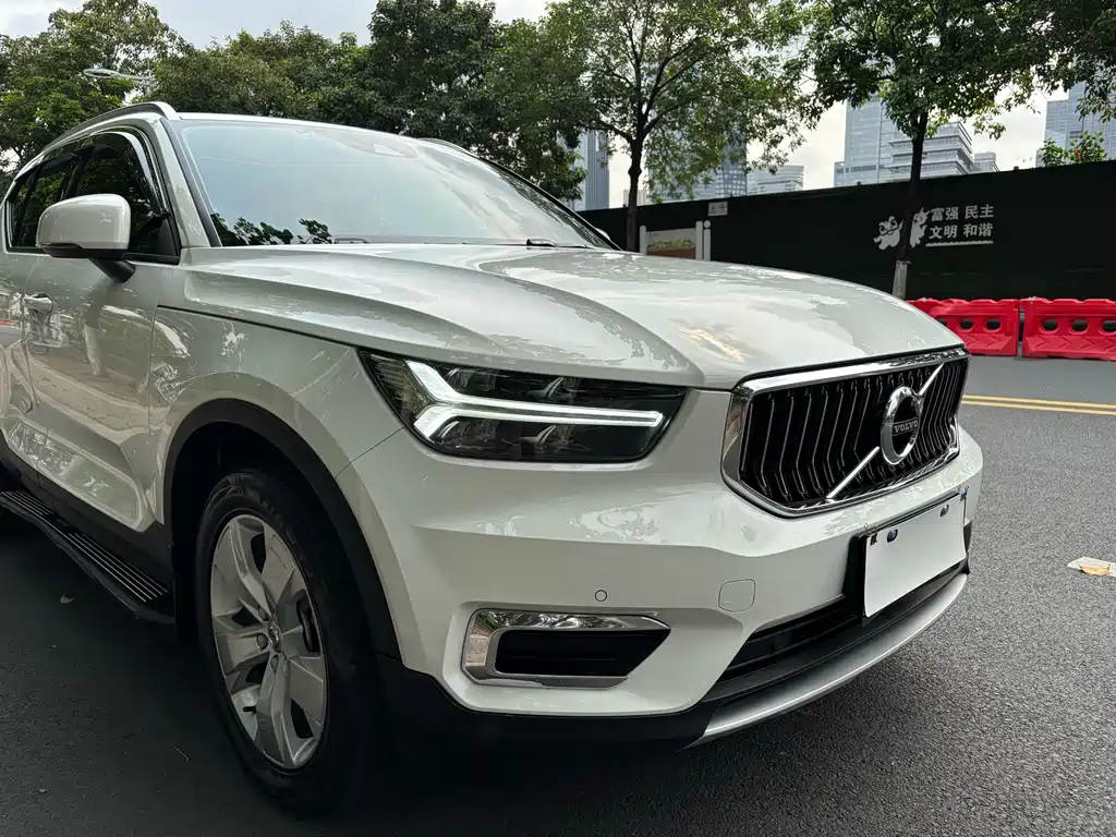 Volvo XC40 — фото 33