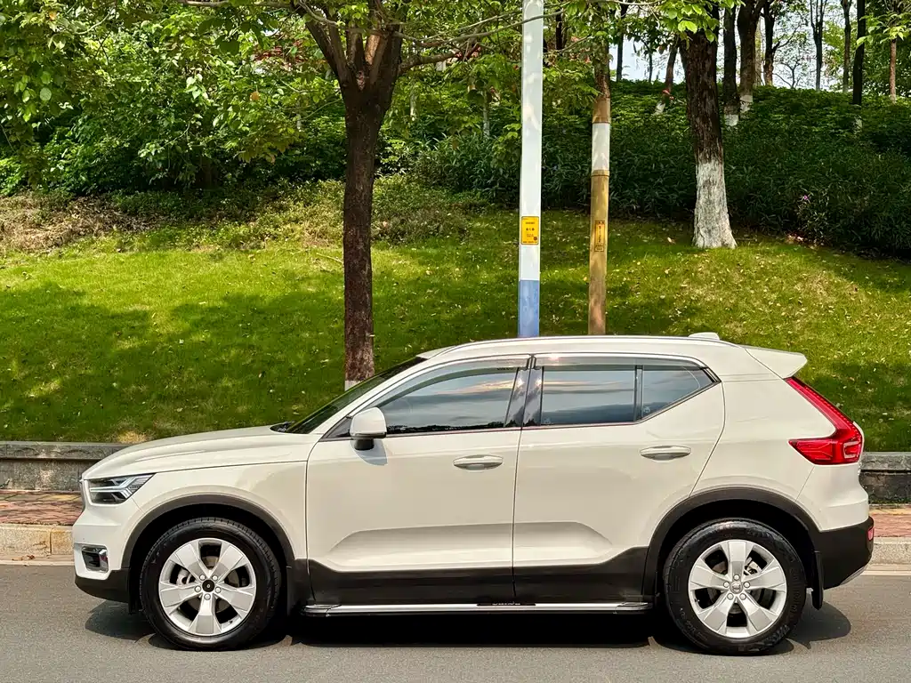 Volvo XC40 — фото 6