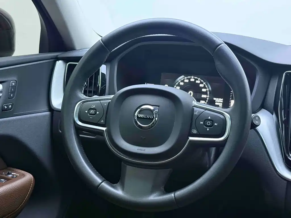 Volvo XC60 — фото 13