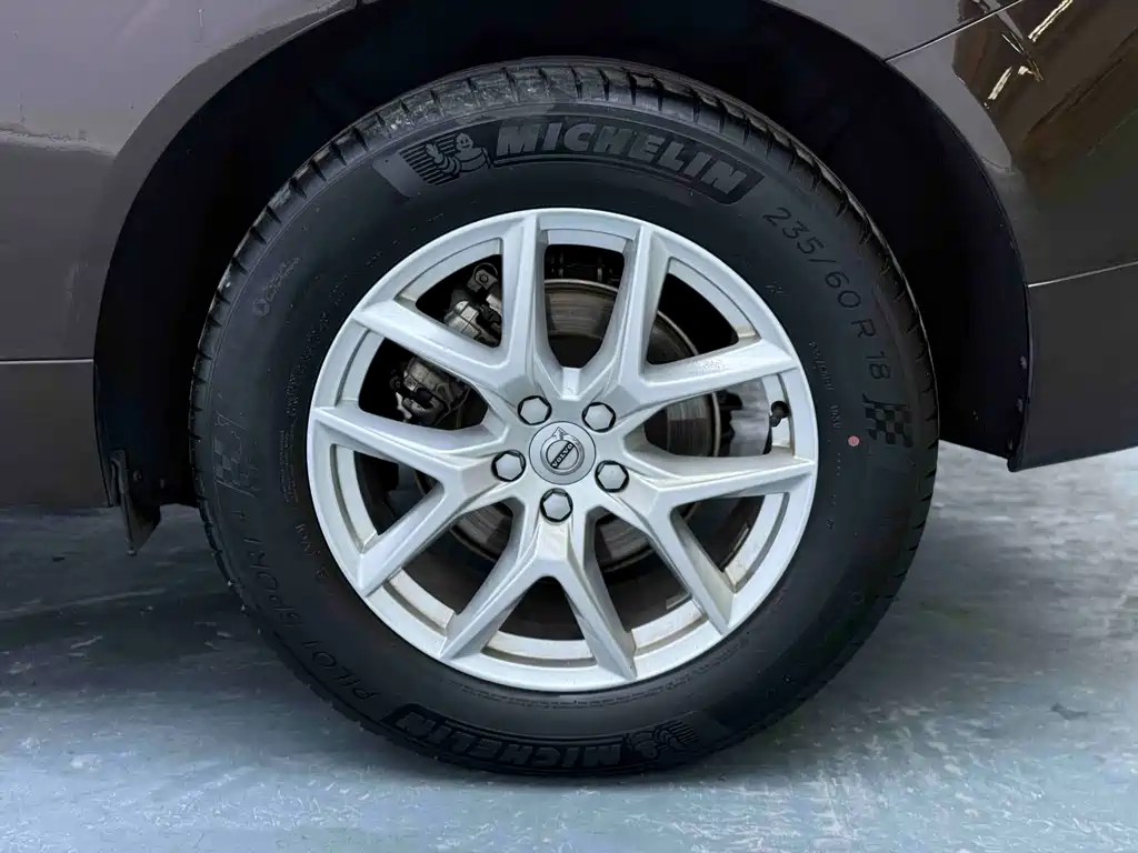 Volvo XC60 — фото 17