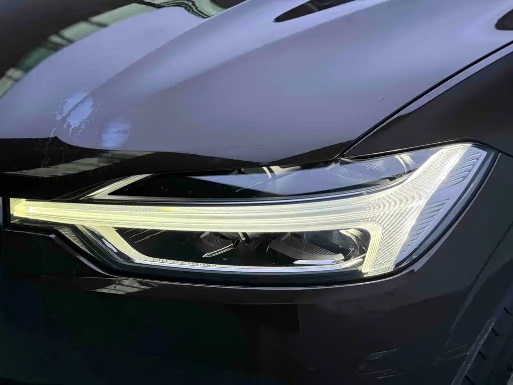 Volvo XC60 — фото 19