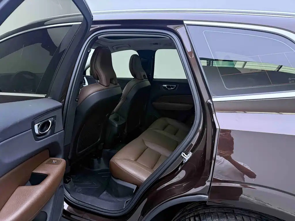 Volvo XC60 — фото 10
