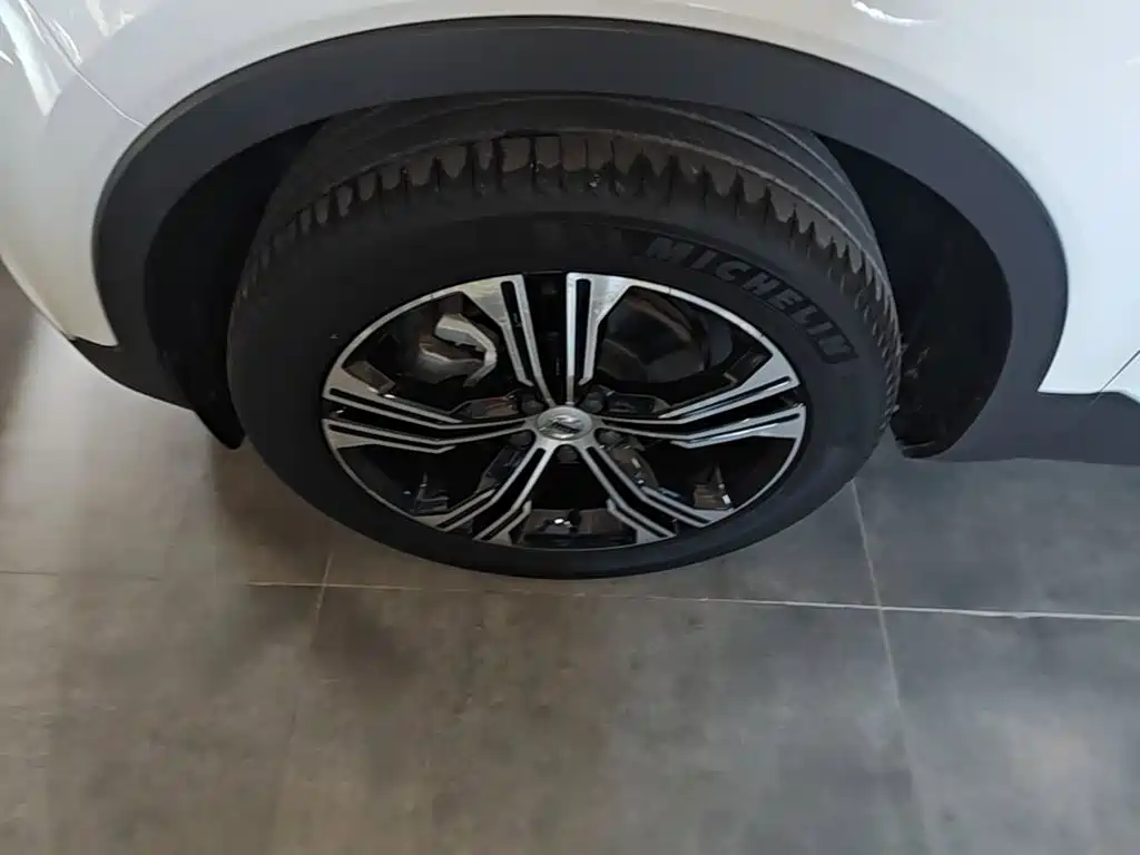 Volvo XC40 — фото 23