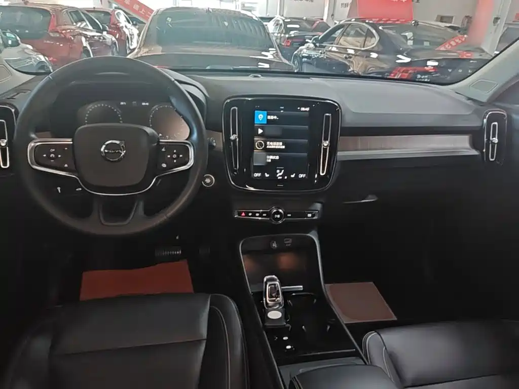 Volvo XC40 — фото 10