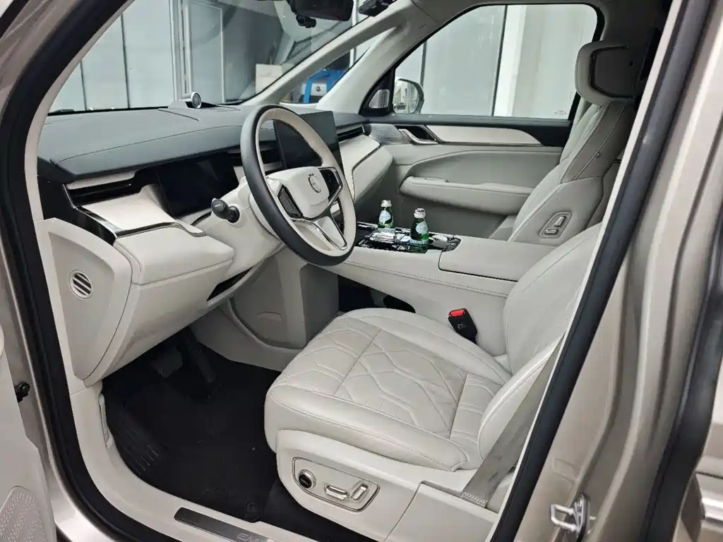 Volvo EM90 — фото 10