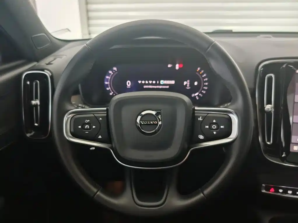 Volvo XC40 — фото 11