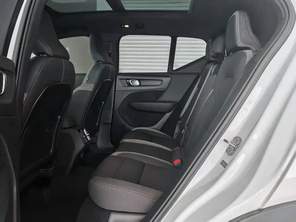 Volvo XC40 — фото 14