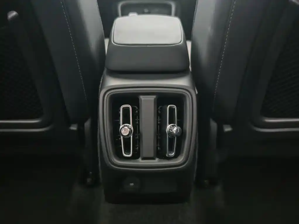 Volvo XC40 — фото 17