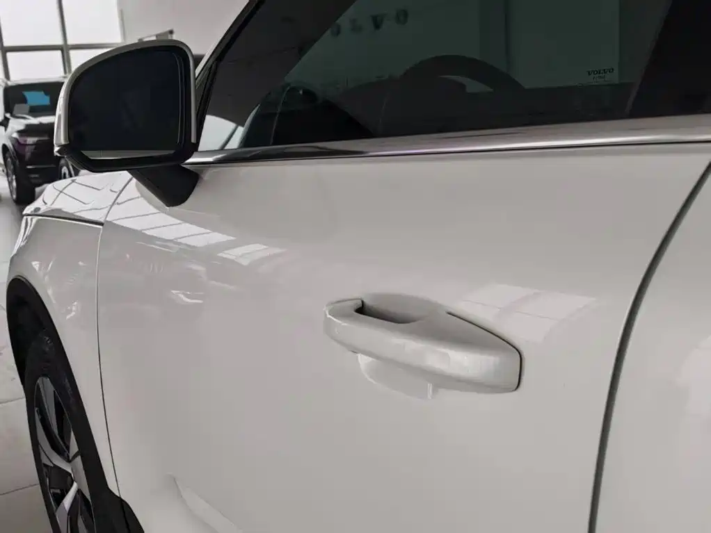 Volvo XC40 — фото 20