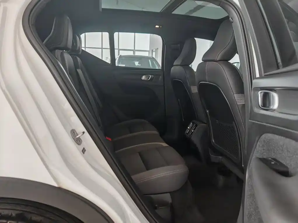 Volvo XC40 — фото 21