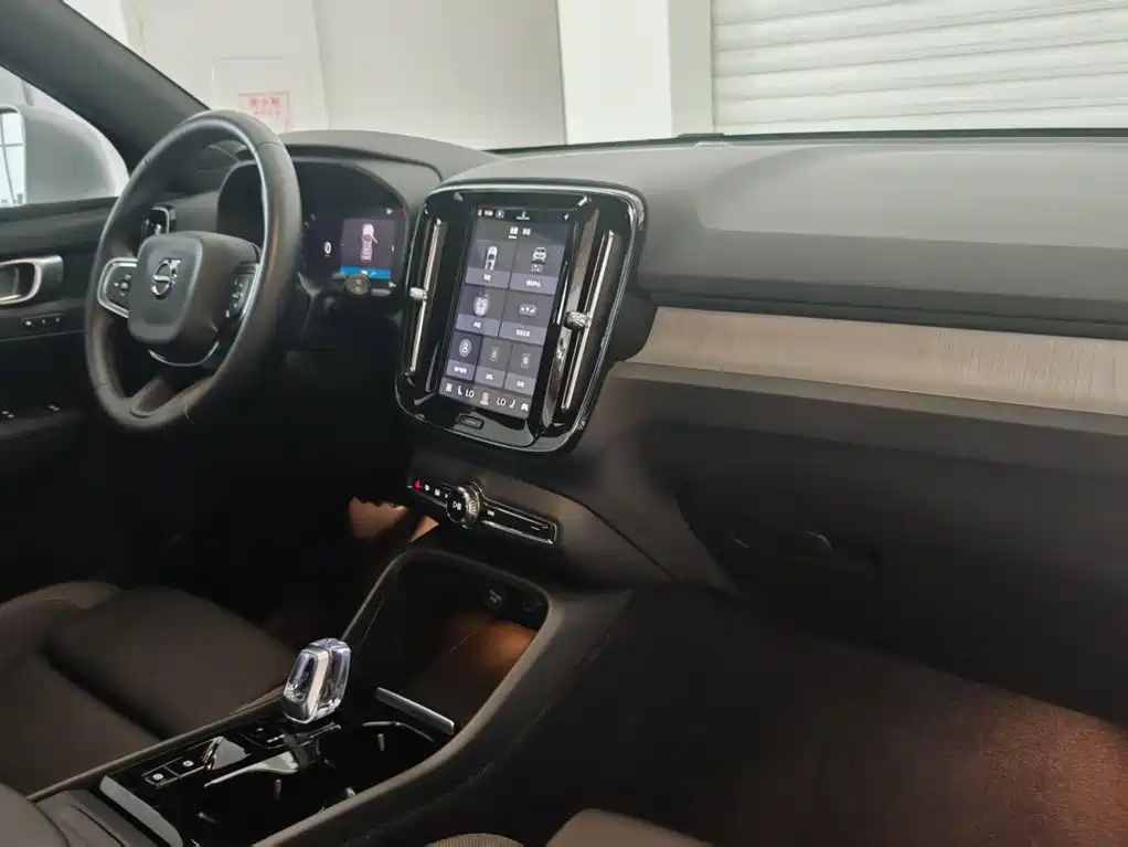 Volvo XC40 — фото 23