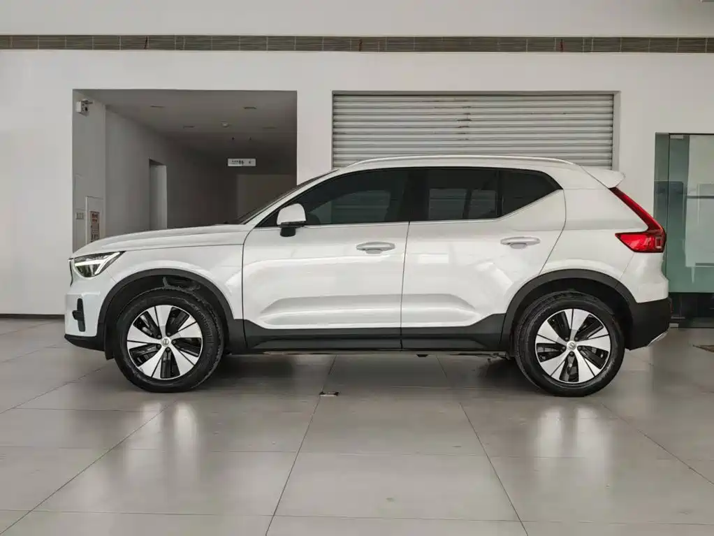 Volvo XC40 — фото 5