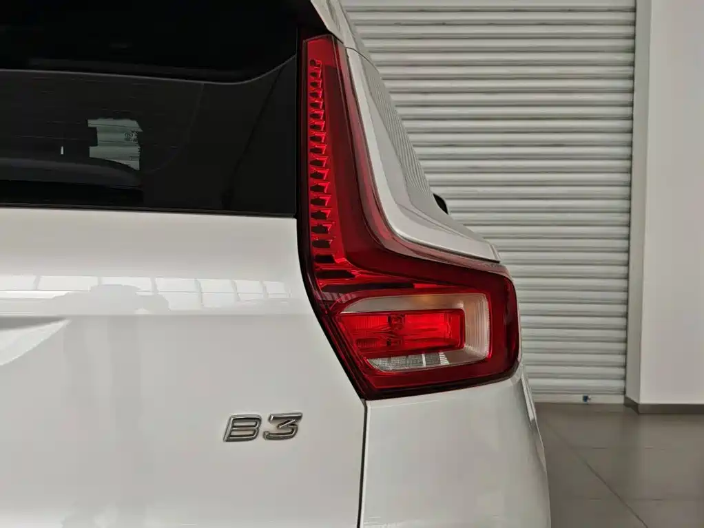 Volvo XC40 — фото 9