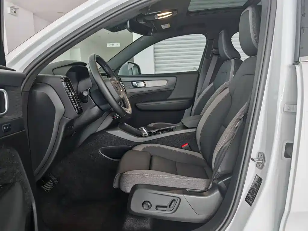 Volvo XC40 — фото 10