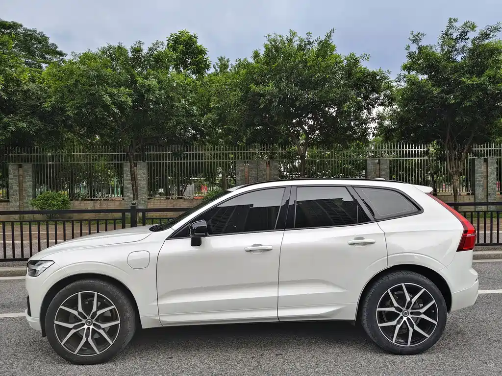 Volvo XC60 PHEV — фото 7
