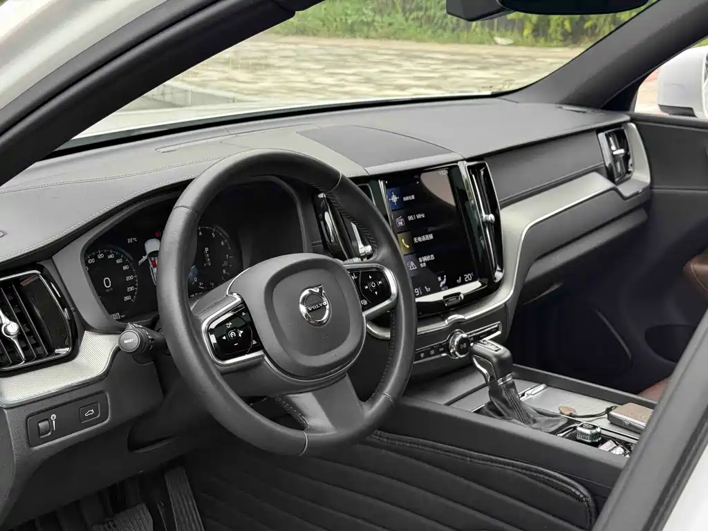 Volvo XC60 — фото 4