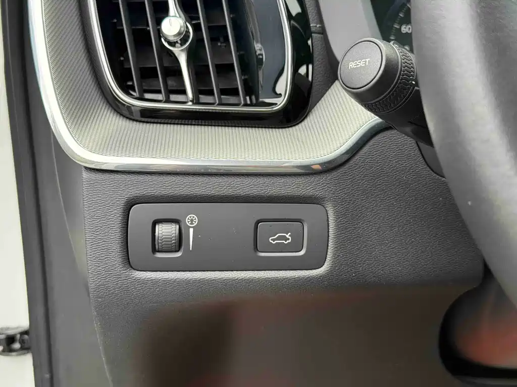 Volvo XC60 — фото 9
