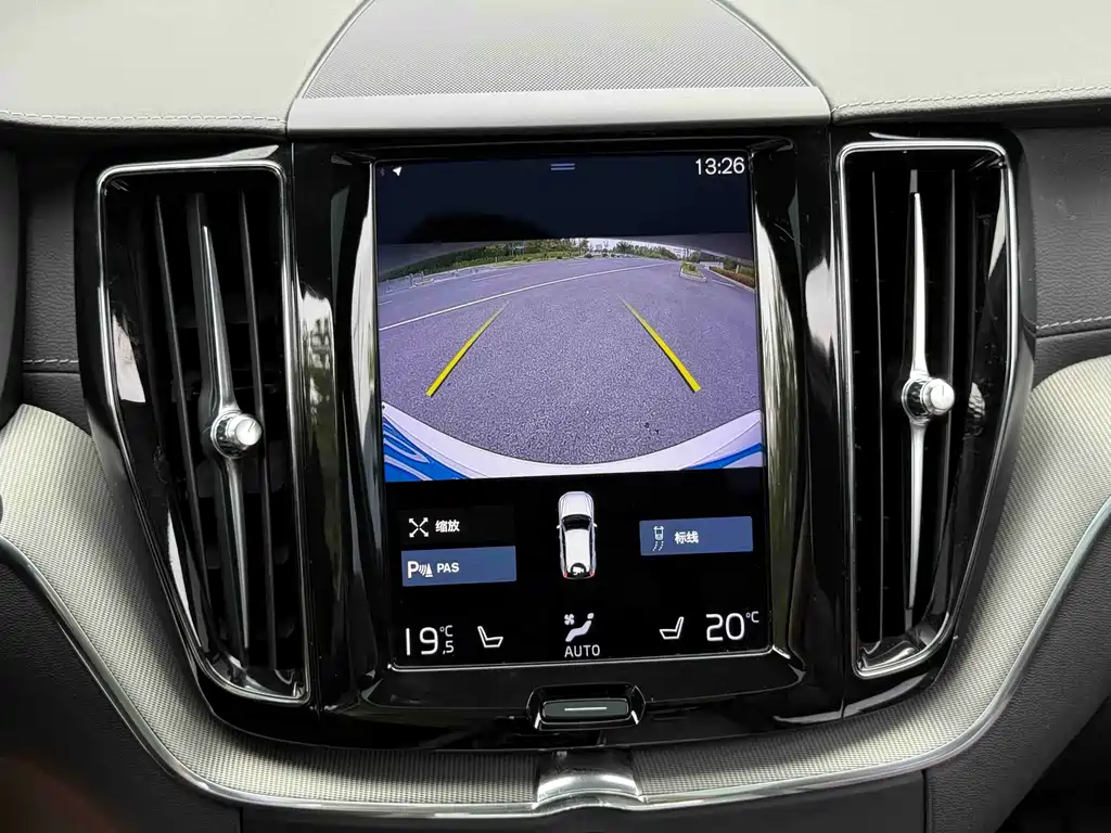 Volvo XC60 — фото 10