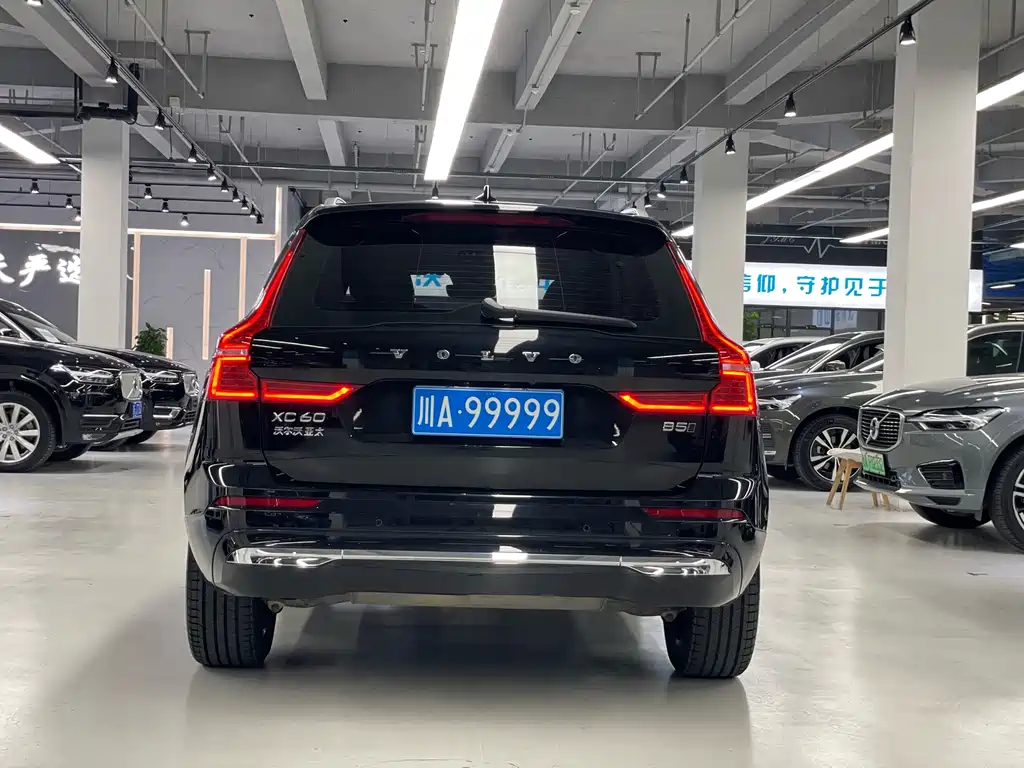 Volvo XC60 — фото 11