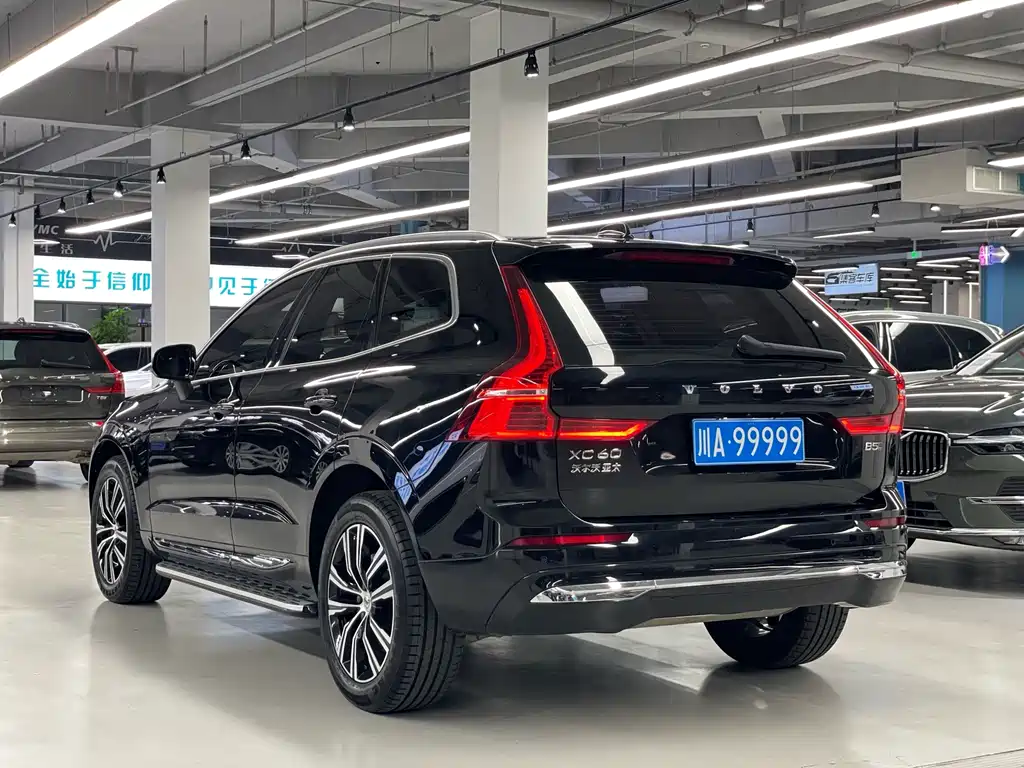 Volvo XC60 — фото 10