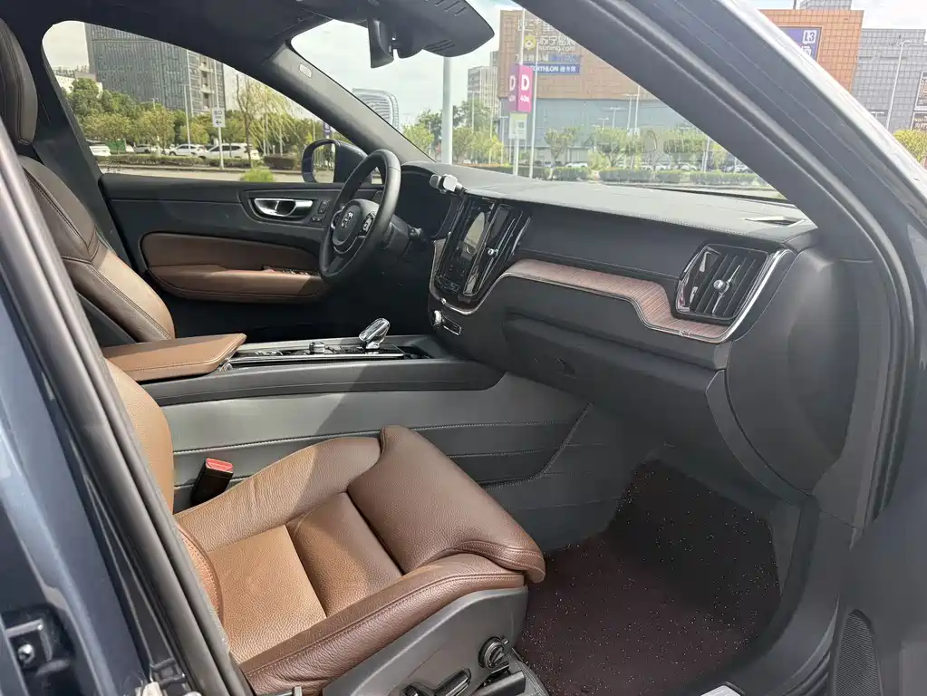 Volvo XC60 — фото 10