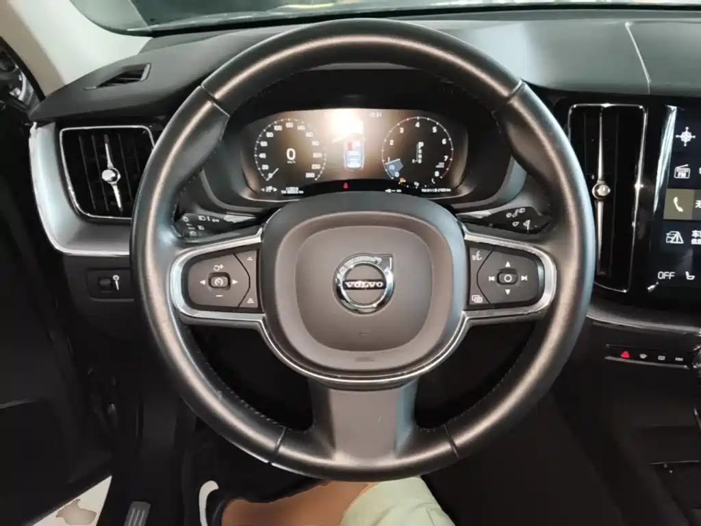 Volvo XC60 — фото 11