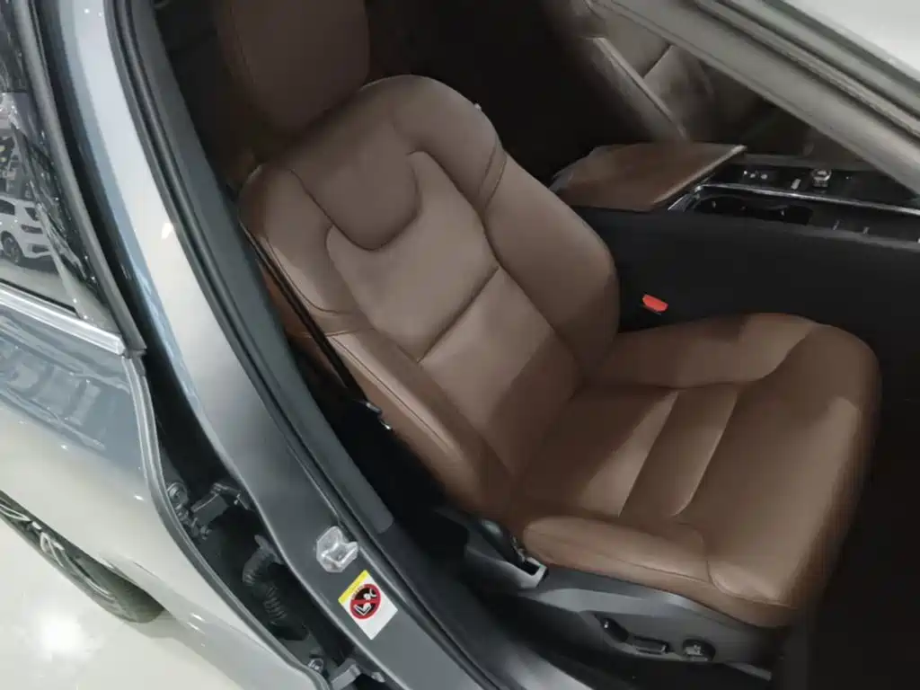 Volvo XC60 — фото 25