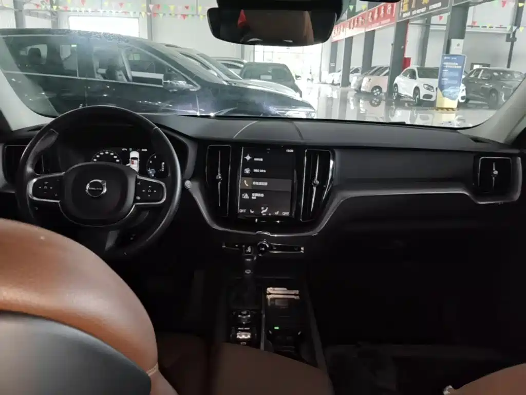 Volvo XC60 — фото 10