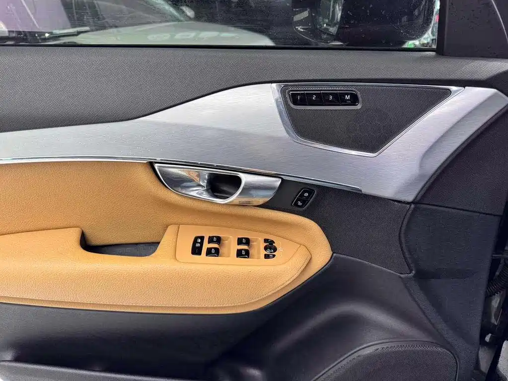 Volvo XC90 — фото 29