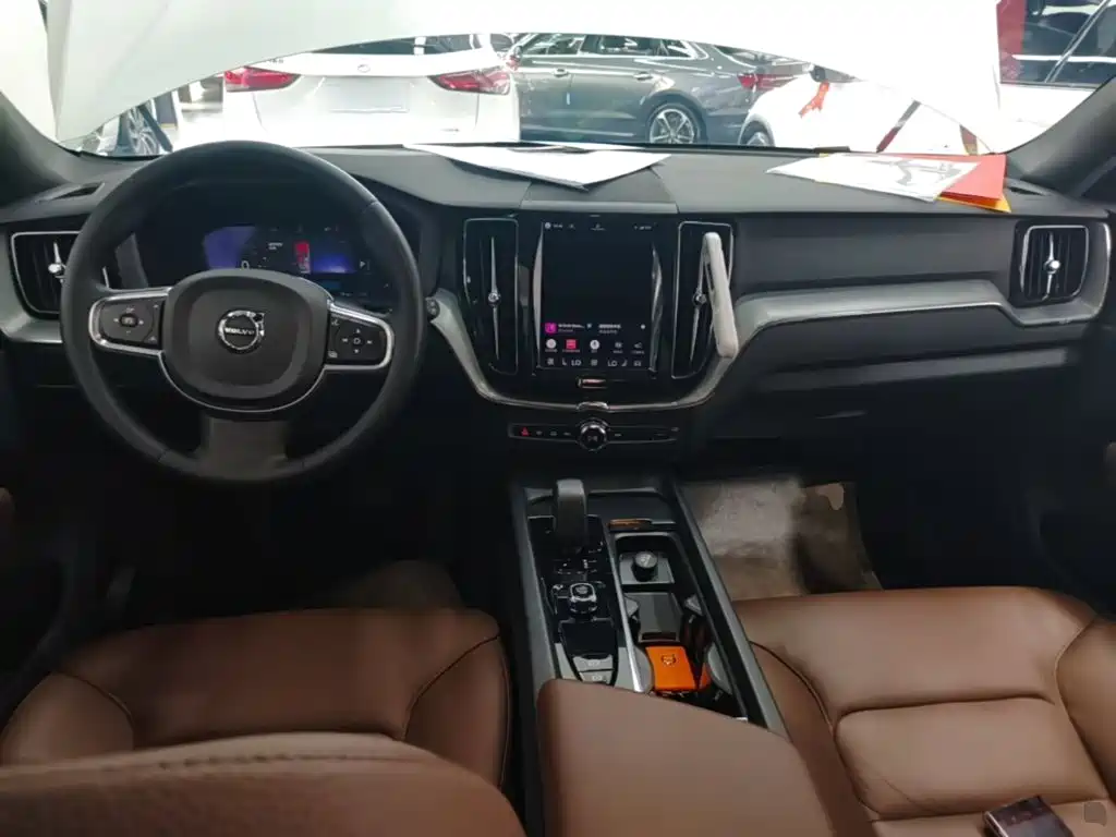 Volvo XC60 — фото 10