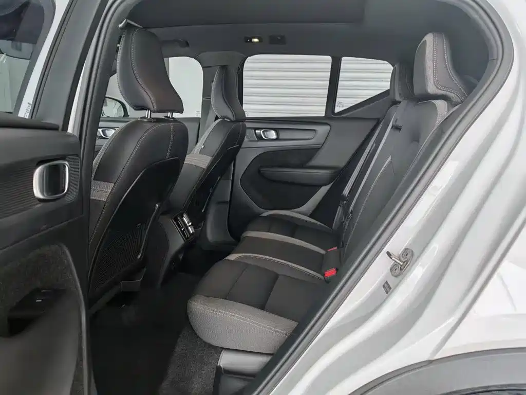 Volvo XC40 — фото 10