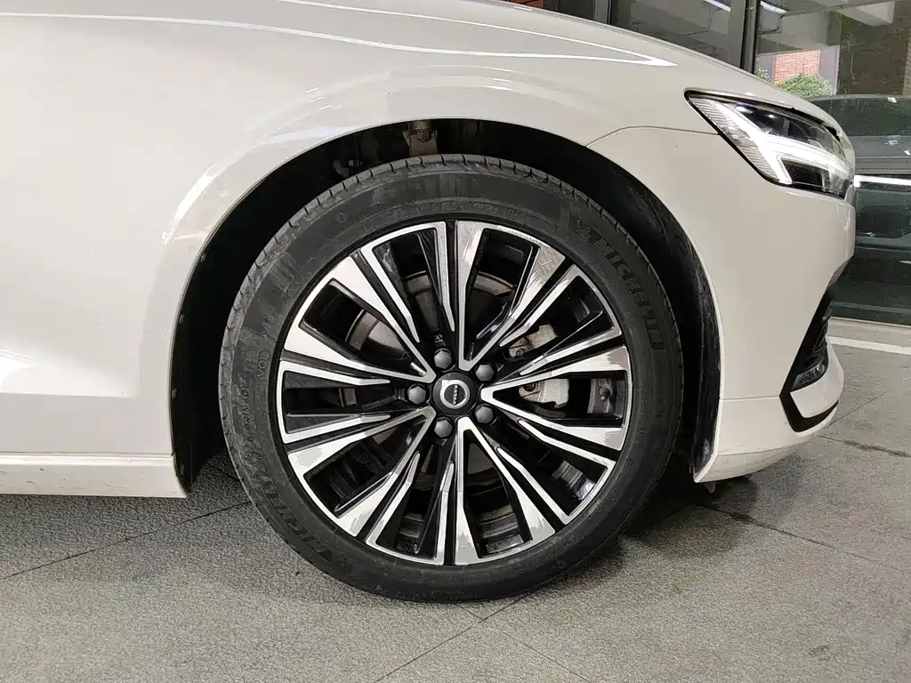 Volvo S60 — фото 17