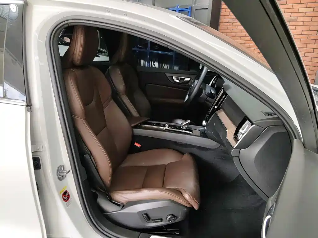 Volvo S60 — фото 10