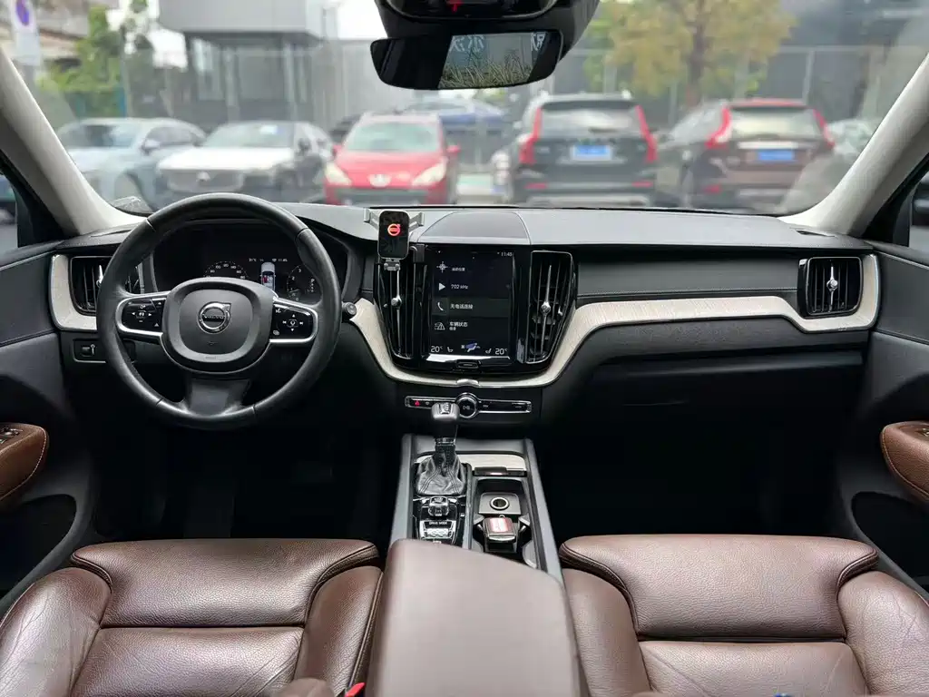 Volvo XC60 — фото 8