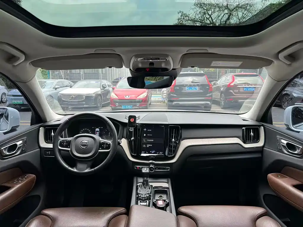 Volvo XC60 — фото 9