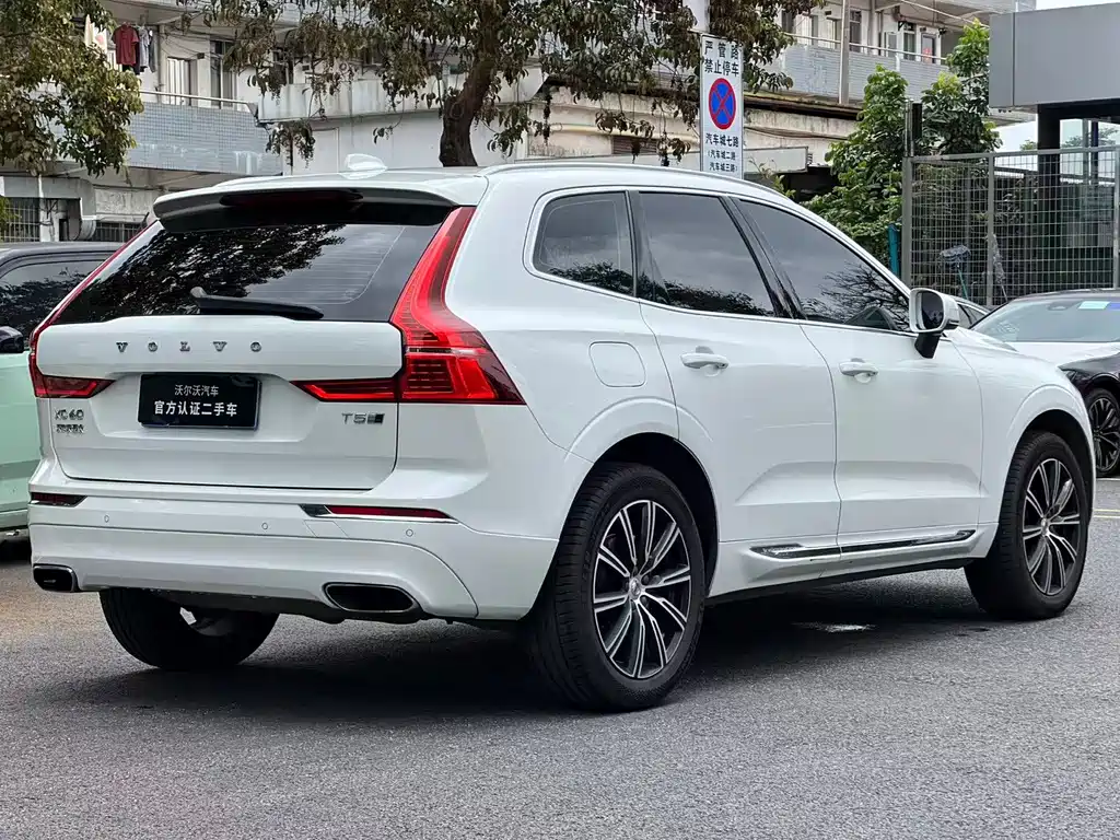 Volvo XC60 — фото 10