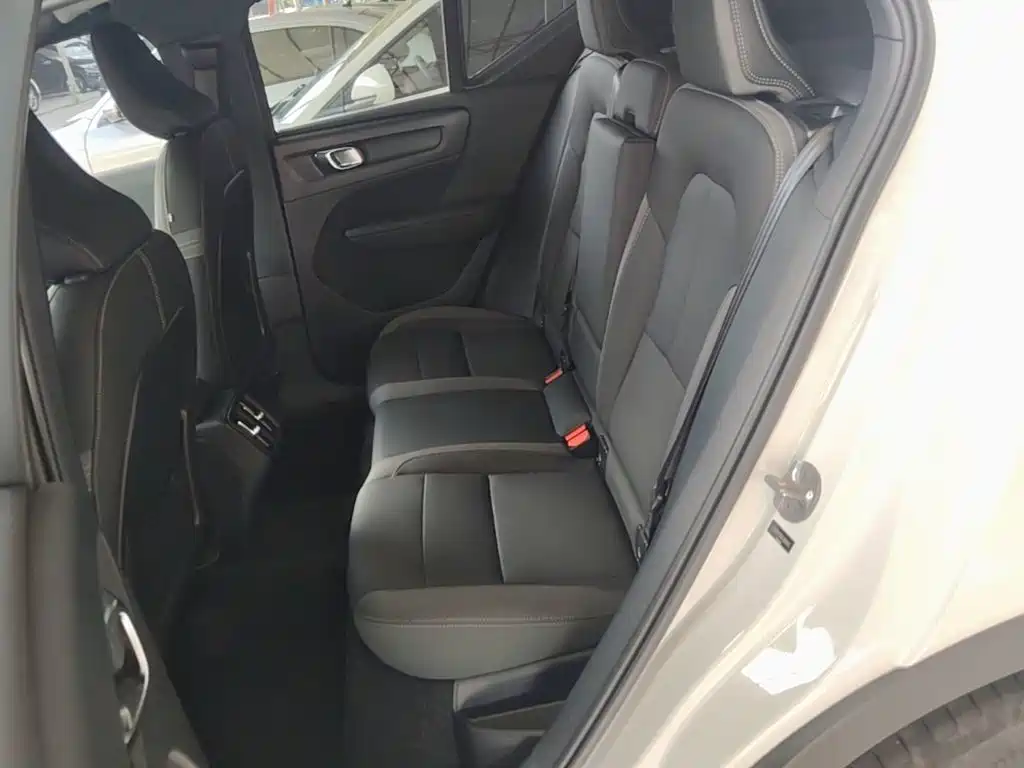 Volvo XC40 — фото 17