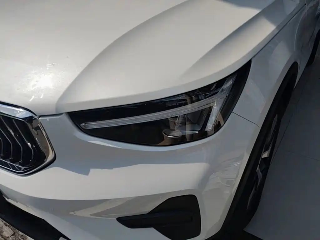 Volvo XC40 — фото 24