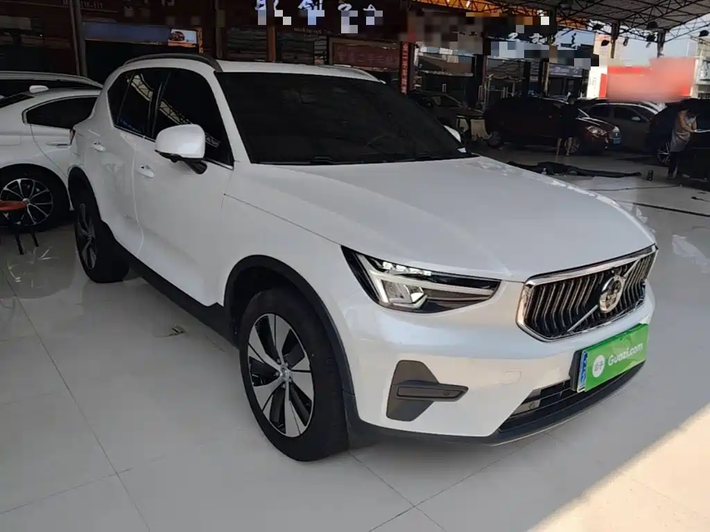 Volvo XC40 — фото 4