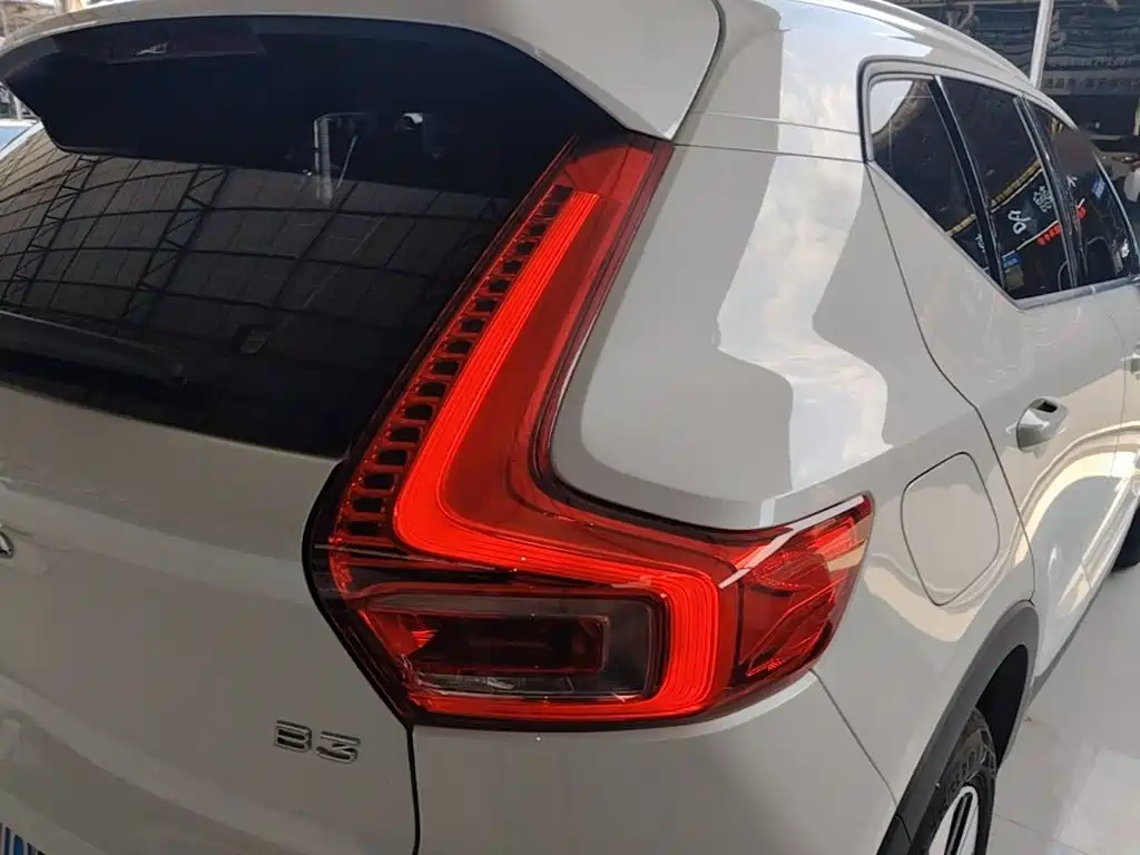 Volvo XC40 — фото 8
