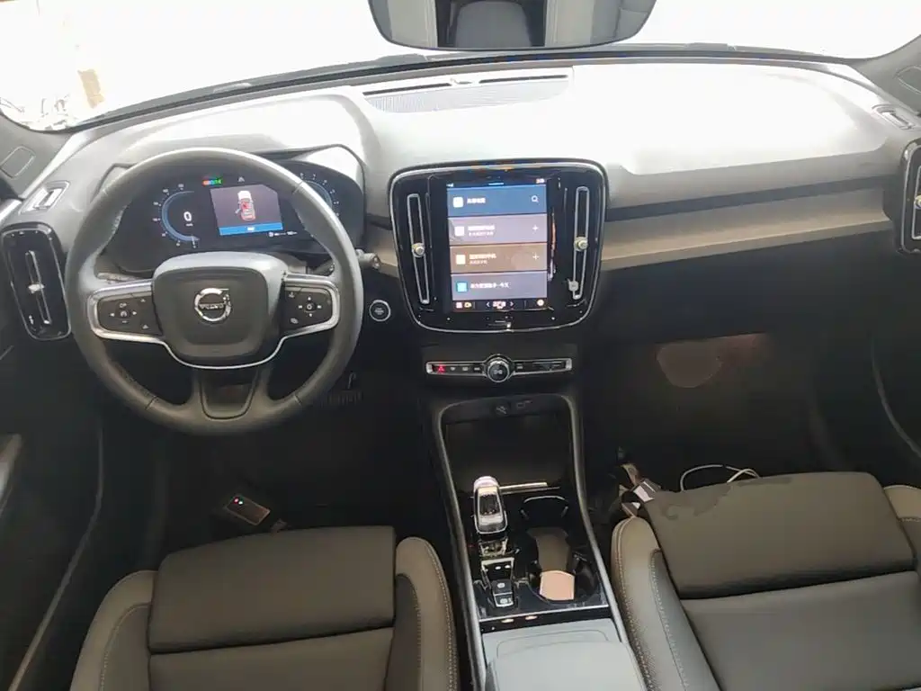 Volvo XC40 — фото 10