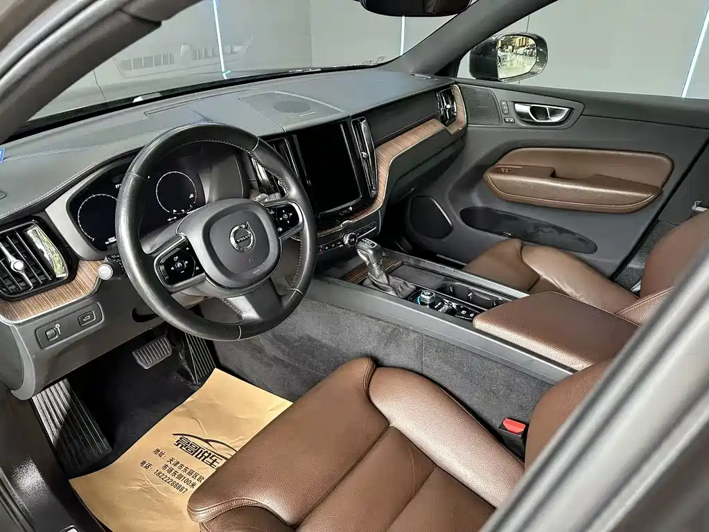 Volvo XC60 — фото 11
