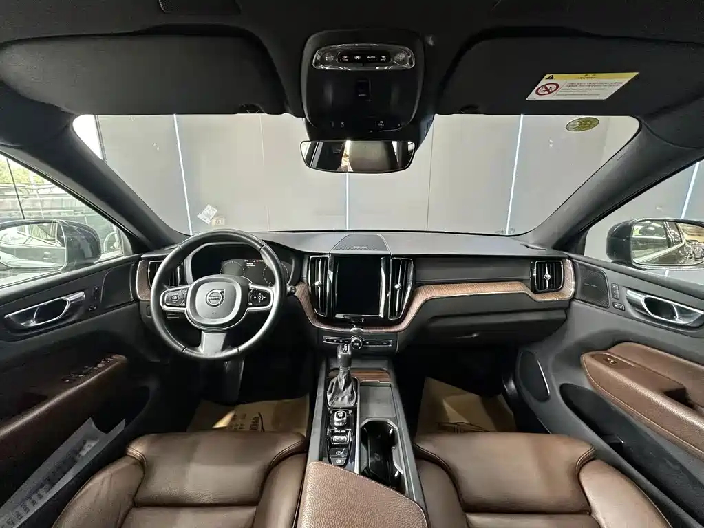 Volvo XC60 — фото 9