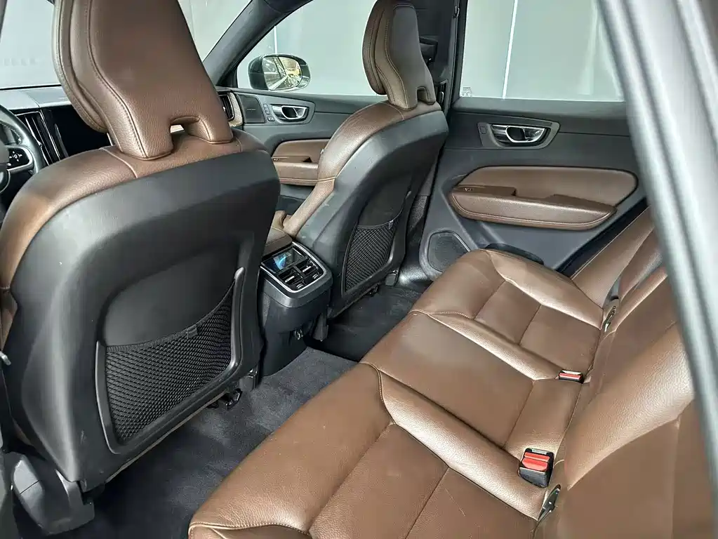 Volvo XC60 — фото 10